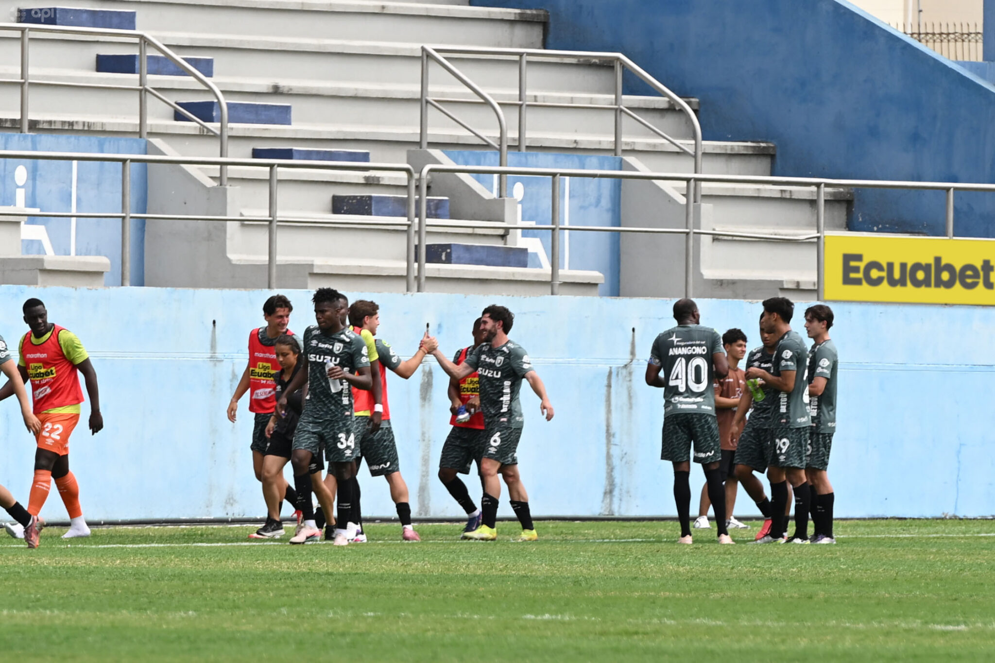 Leones supera a Manta con goles de Griffa y Borja - Leones celebrando su victoria sobre Manta