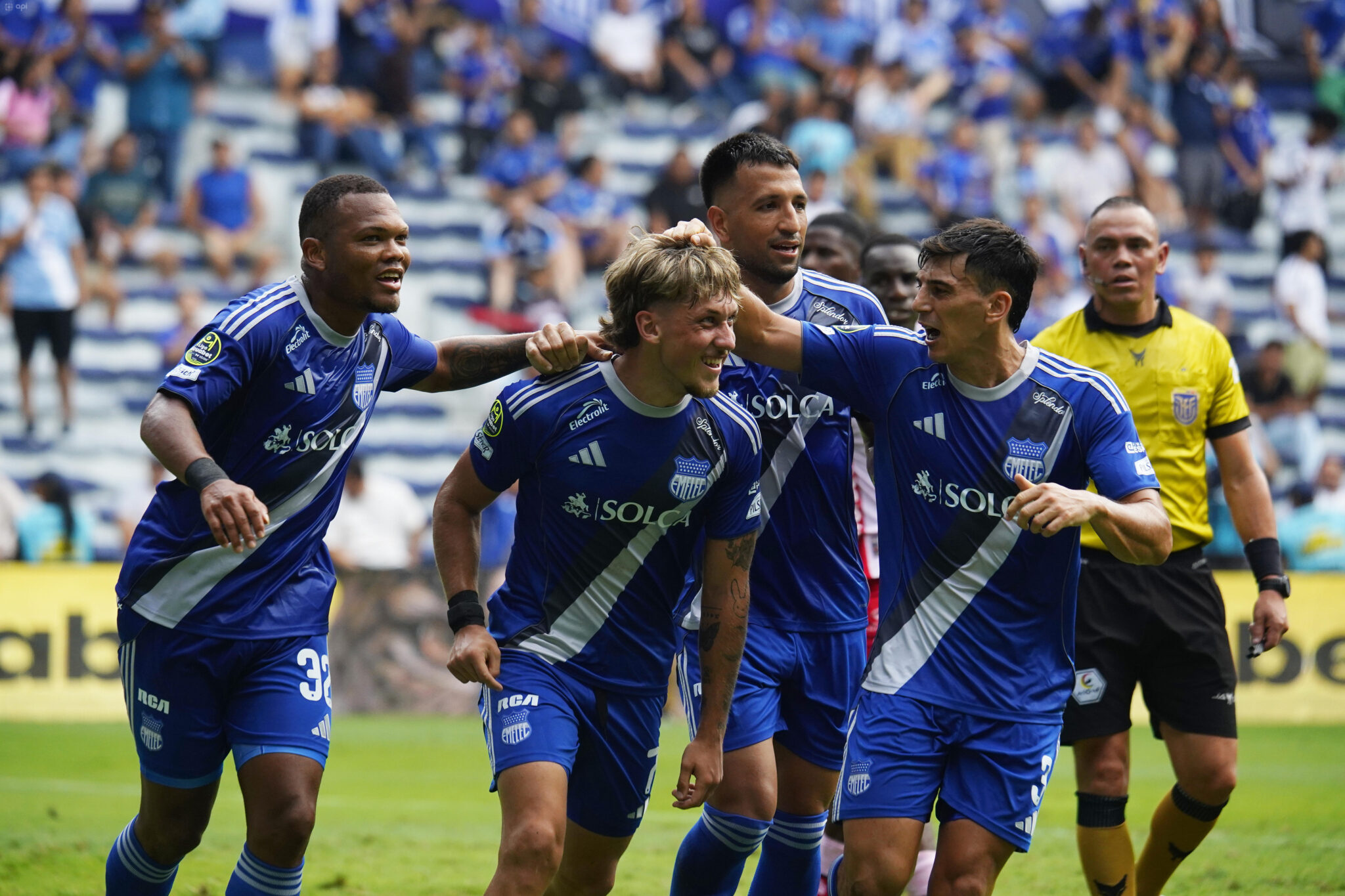 Emelec supera a Técnico Universitario con doblete de Klimowicz