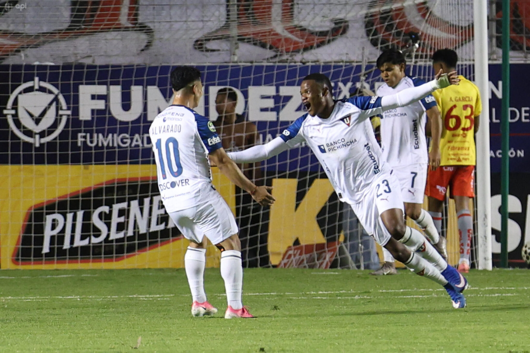 LDU supera a Aucas con gol de Yerlin Quiñónez - LDU celebra su victoria en el Superclásico capitalino