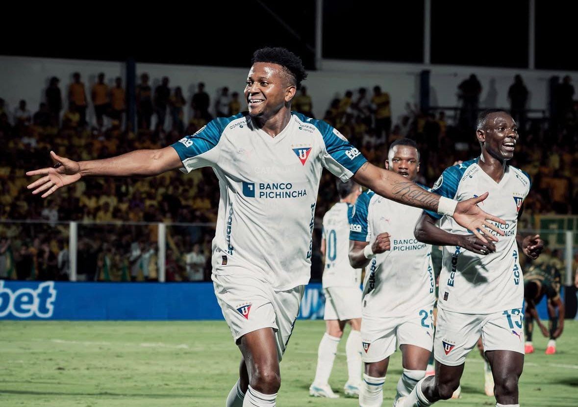 LDU rechaza oferta de préstamo con opción de compra de Vélez por Michael Estrada - Michael Estrada celebra un gol con la camiseta de LDU mientras se confirma la decisión del club.