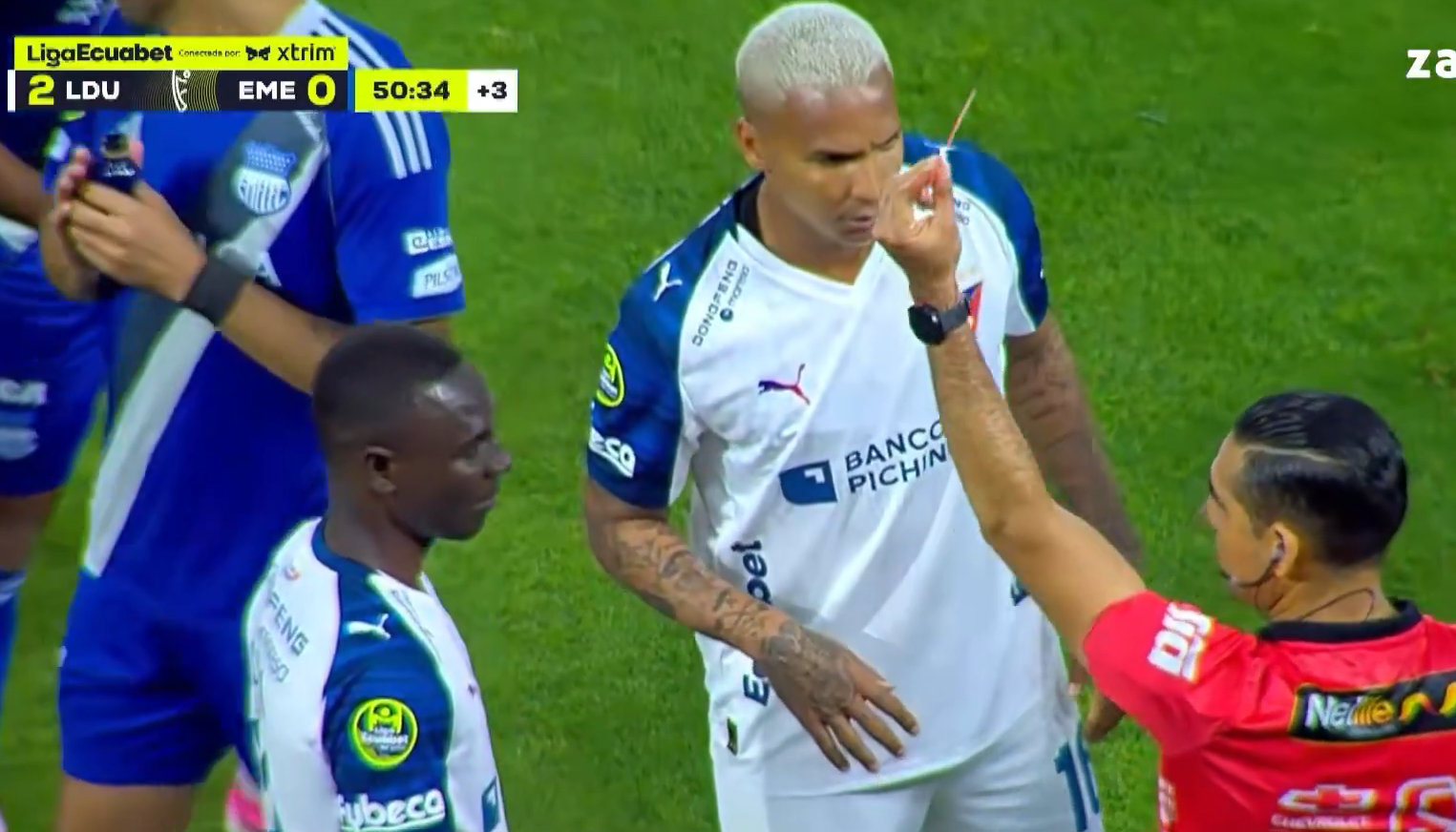 img of Corozo es expulsado tras VAR cuando LDU llevaba 2-0 contra Emelec