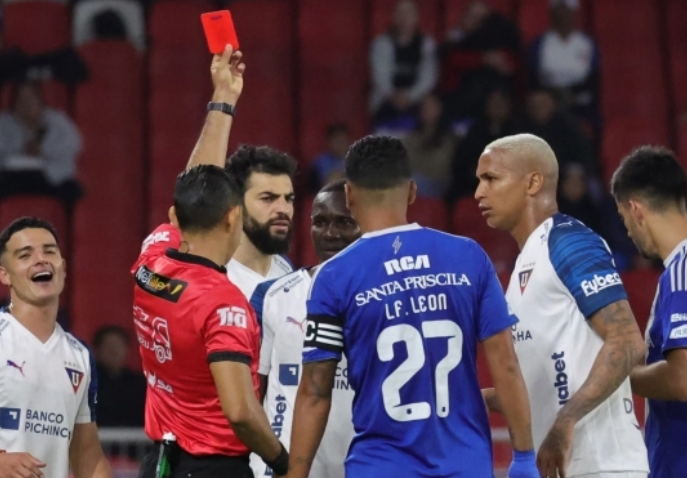 Álvarez asegura error arbitral en expulsión de Corozo ante Emelec - Janner Corozo recibe la tarjeta roja tras la revisión del VAR en el partido contra Emelec.