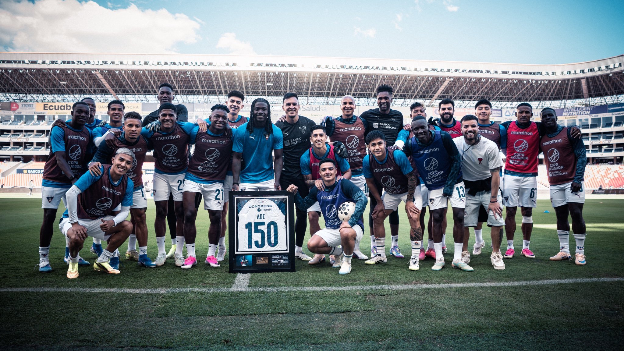 img of Ricardo Adé celebra 150 partidos y el pase de LDU a semifinales