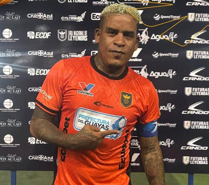Michael Arroyo abre el marcador con golazo de tiro libre en la Liga Nacional de Leyendas