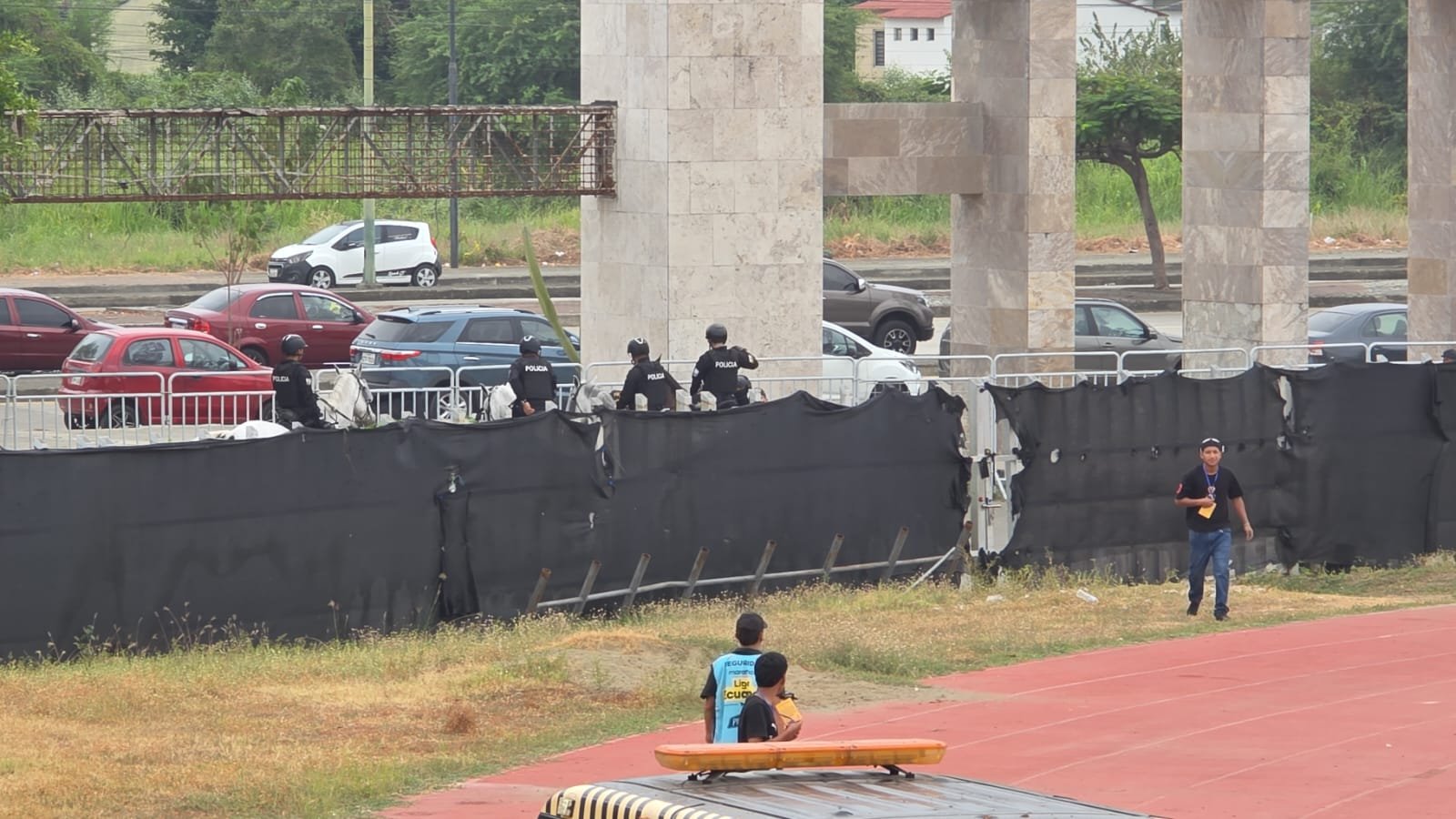 LDU enfrenta lanzamiento de torta artificial en Samanes - Aficionados de LDU reaccionan mientras la seguridad controla la situación tras el lanzamiento de la torta artificial.