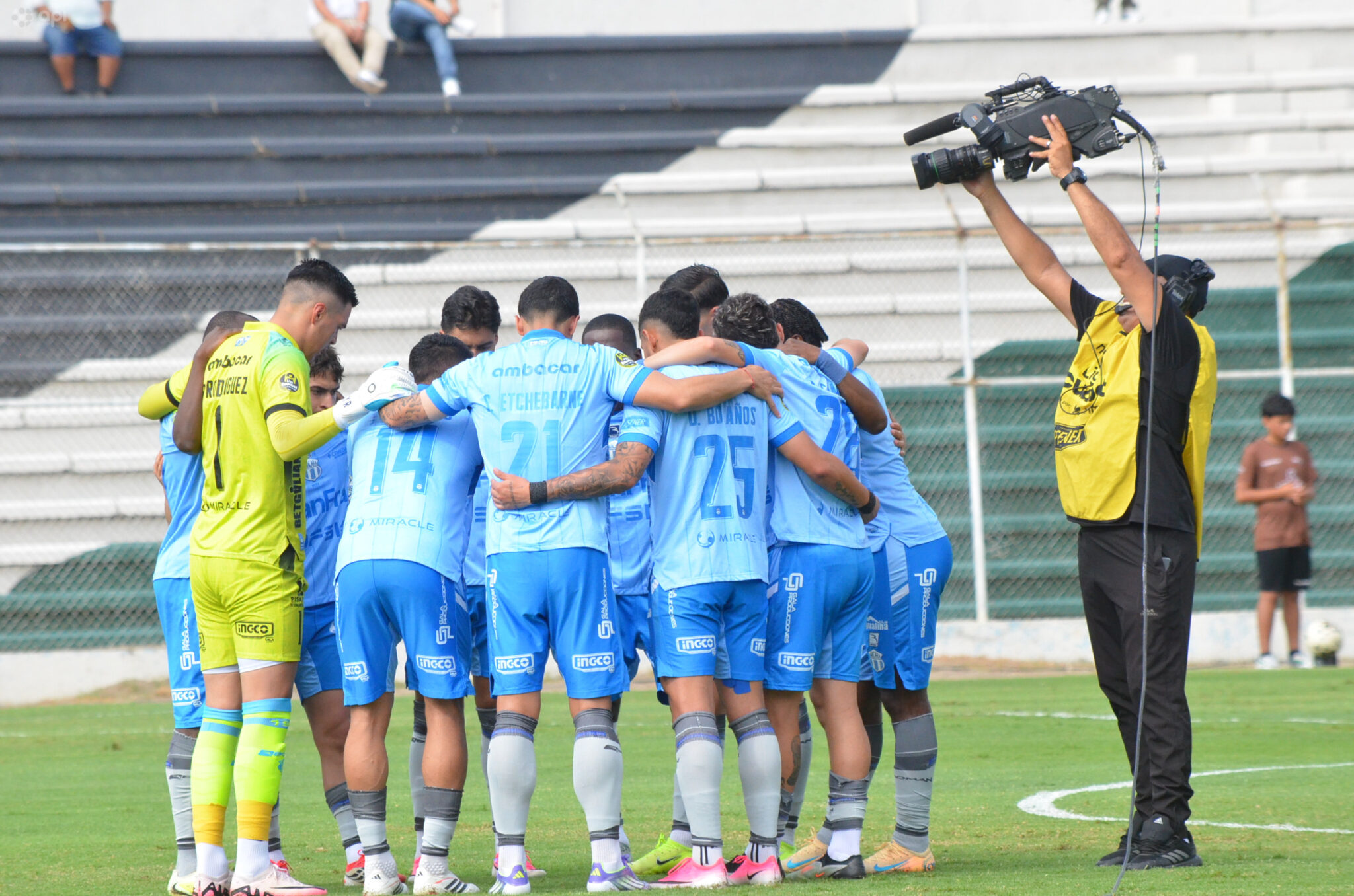 Macará supera a Orense con doblete de Campana en Machala - Agustín Campana celebra su doblete que selló la victoria de Macará sobre Orense.
