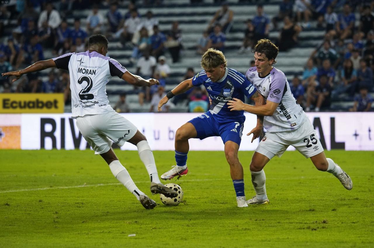 Emelec remonta en tiempo añadido y sella victoria 2-1 sobre Leones