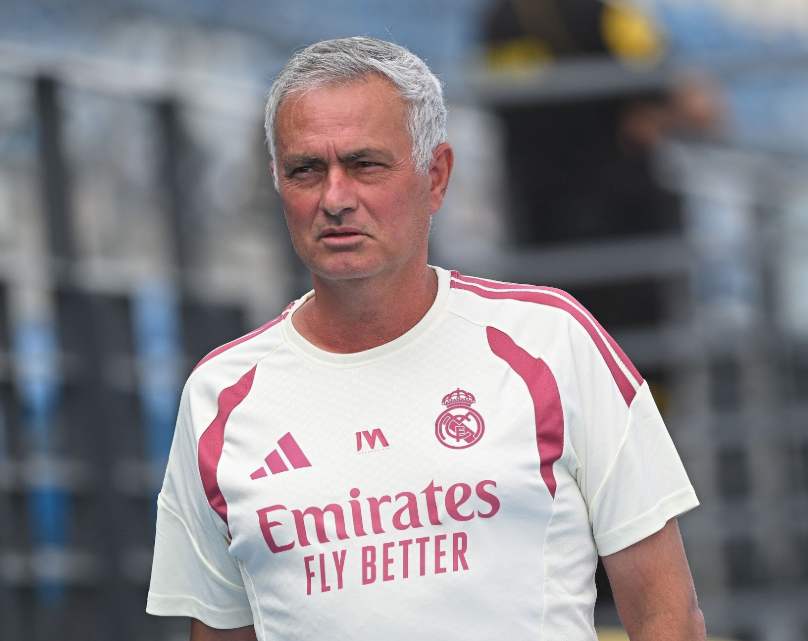 Mourinho endurece la disciplina: llegar tarde costará el próximo partido al Real Madrid - Mourinho supervisa la sesión mientras se anuncian nuevas normas disciplinarias en el Real Madrid.
