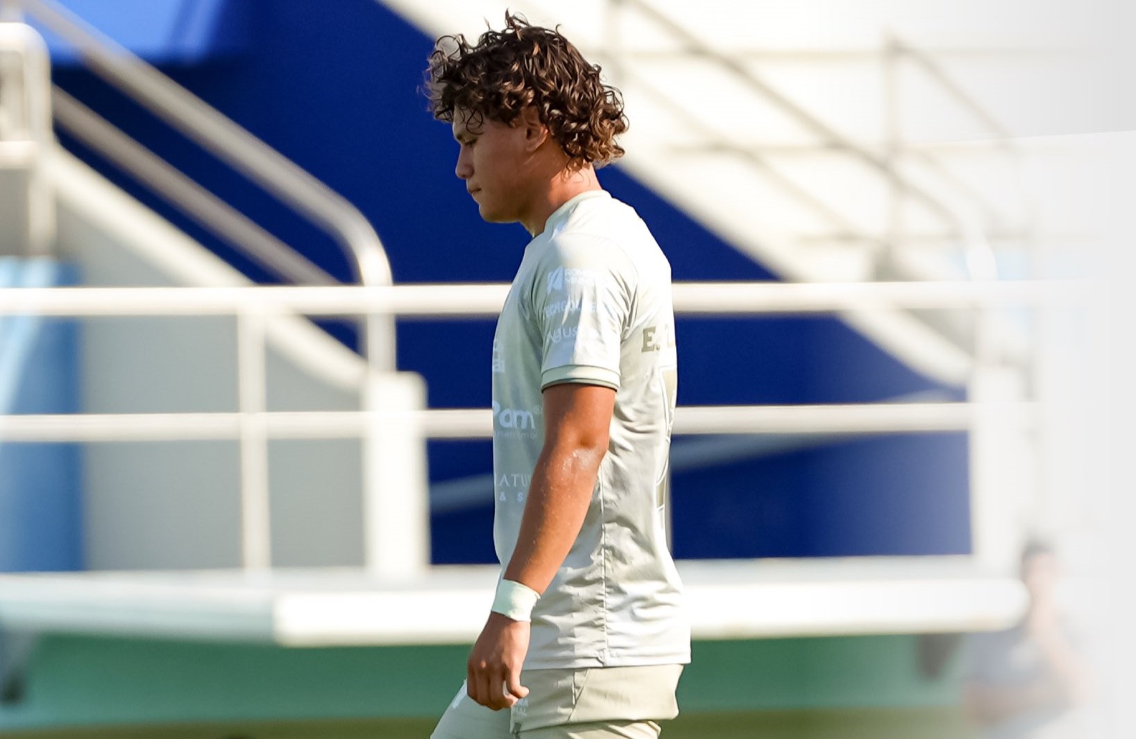 Erick Zambrano sufre lesión de LCA y menisco, quedará 6‑8 meses fuera - Erick Zambrano recibe el apoyo de la afición de Orense tras la confirmación de su lesión.