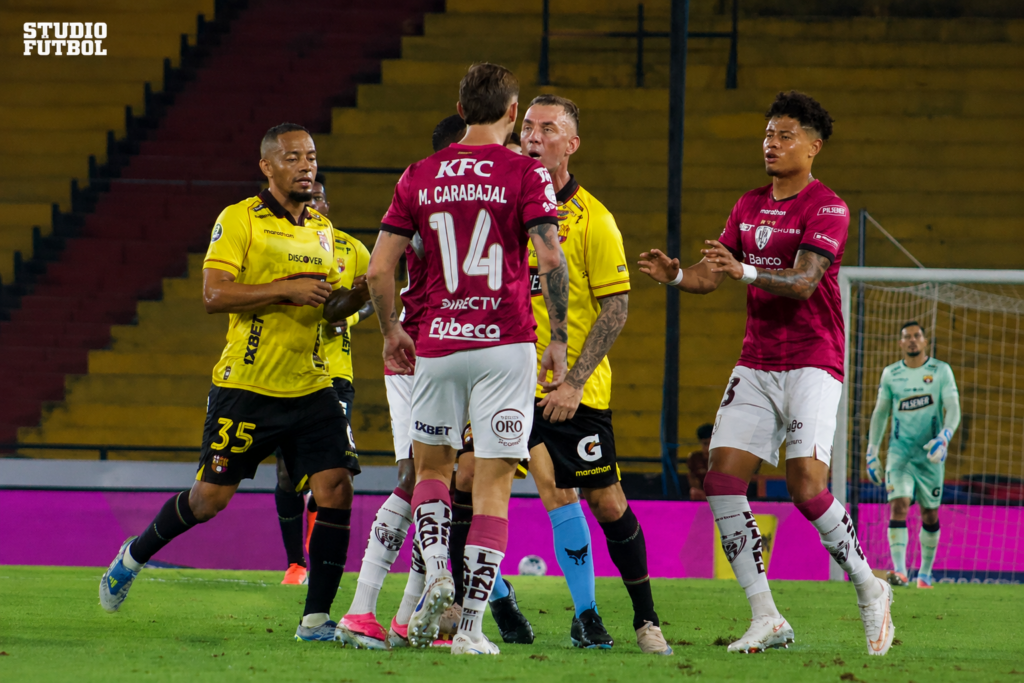 Árbitro sanciona cruce entre Damián Díaz y Mateo Carabajal con amarilla - El árbitro aparta a Díaz y Carabajal tras el cruce que encendió el Monumental.