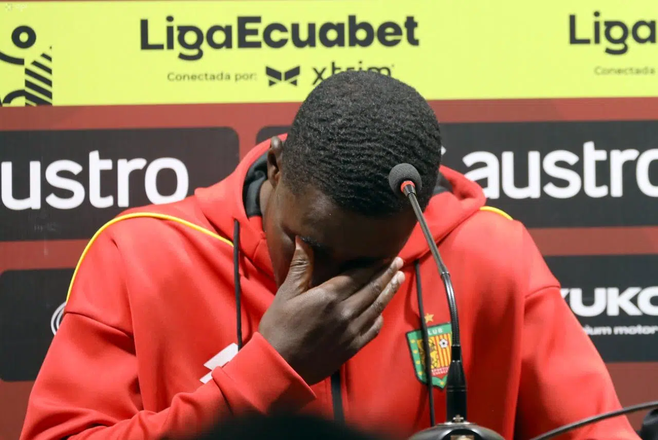 Benalcázar dedica su gol del minuto 78 a un hermano desaparecido y rompe a lágrimas - Benalcázar, con la mirada emocionada, explica la dedicatoria de su gol en la rueda de prensa.