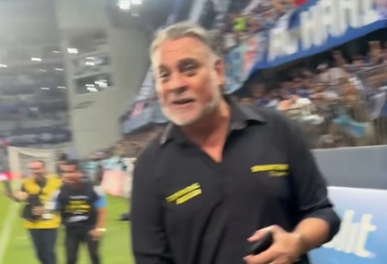 Cuki Juárez celebra el gol de Leguizamón a los 75 minutos y asegura la clasificación a la
