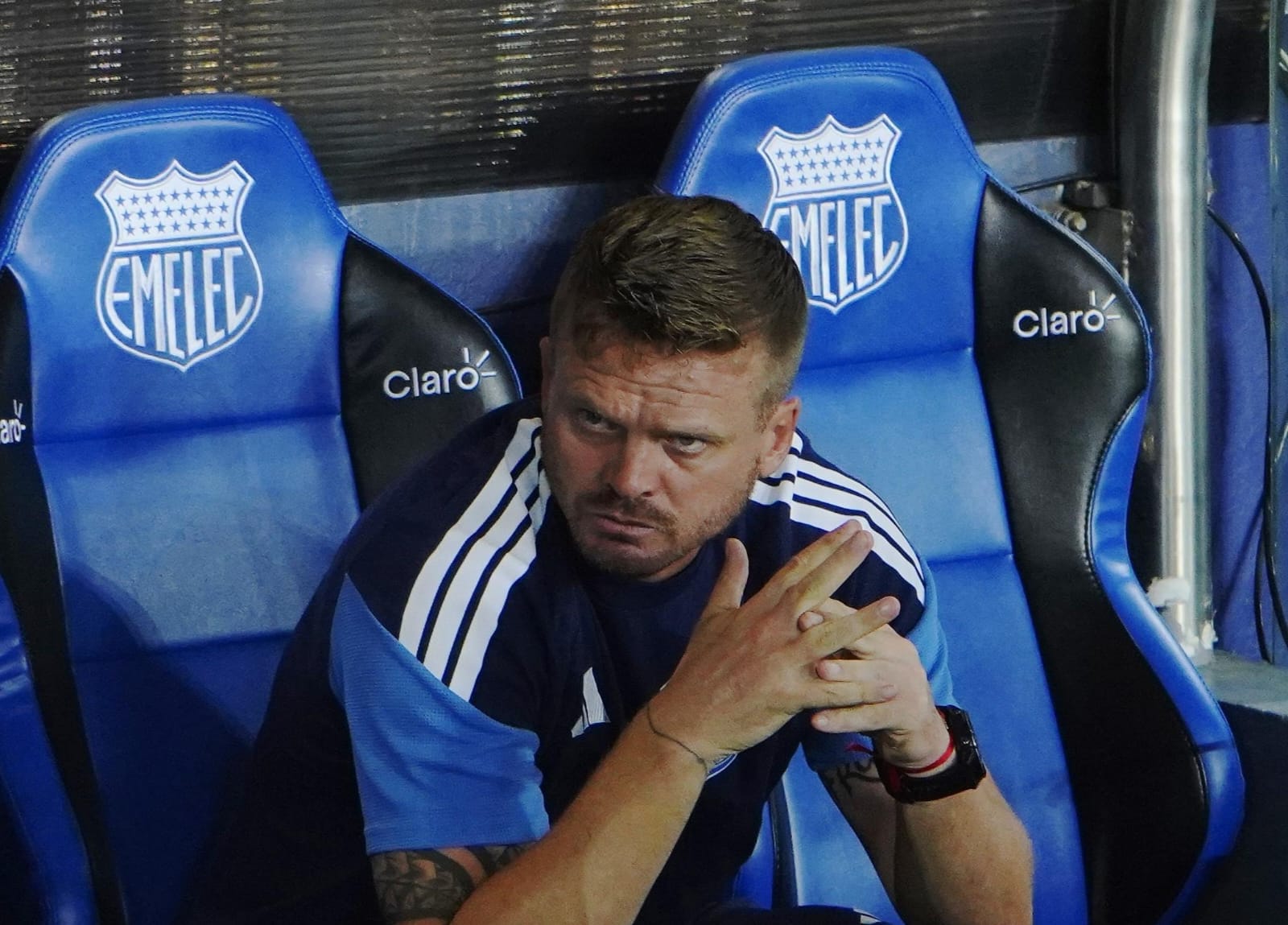 Nasuti se despide de Emelec tras 13 partidos y deja mensaje emotivo - Cristian Nasumi aparece en el estadio con la camiseta azul de Emelec mientras firma su comunicado de despedida.
