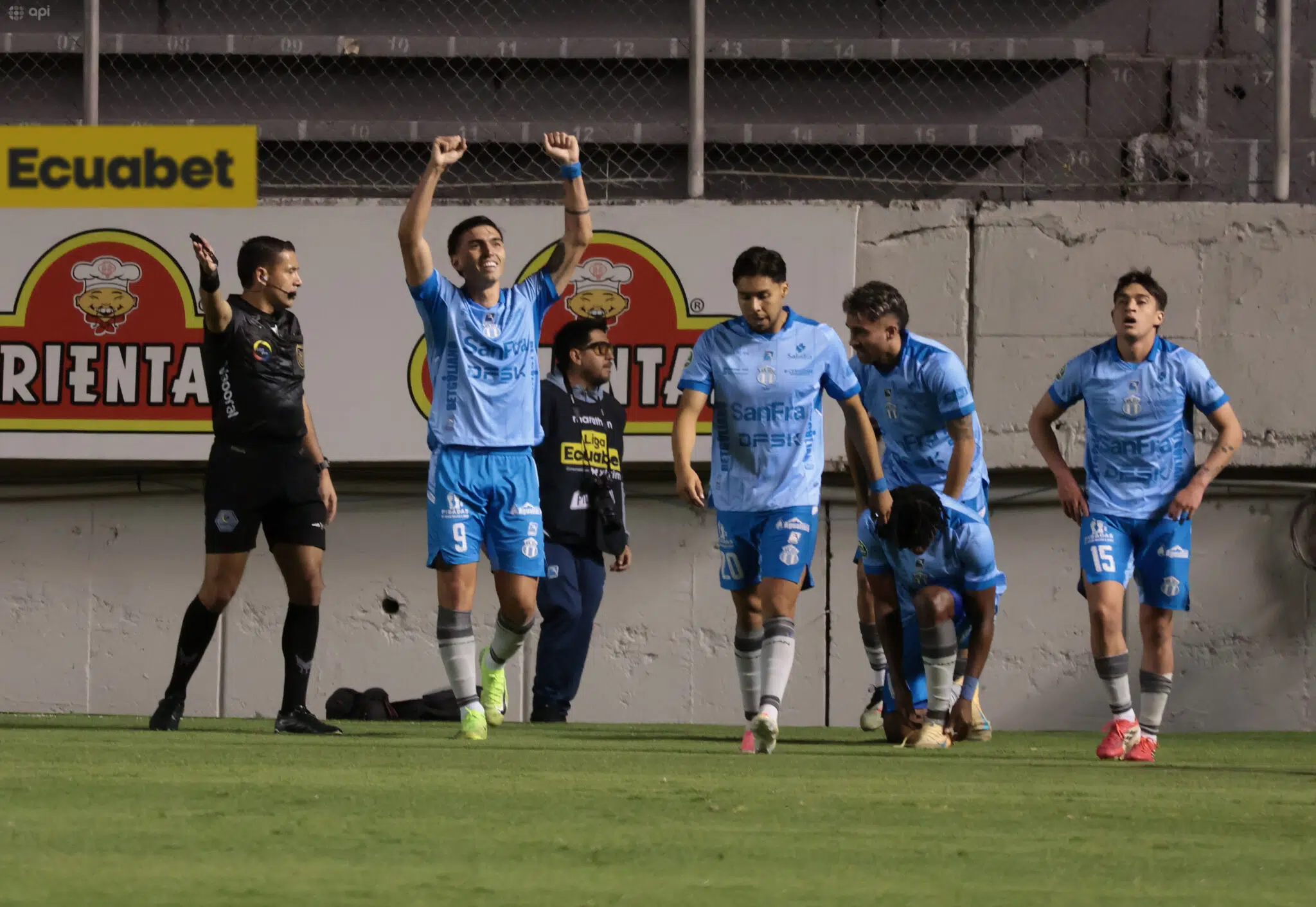 Macará supera a Aucas con doblete de Campana y se lleva los tres puntos - Franco Posse y Agustín Campana celebran los goles que le dieron la victoria a Macará.
