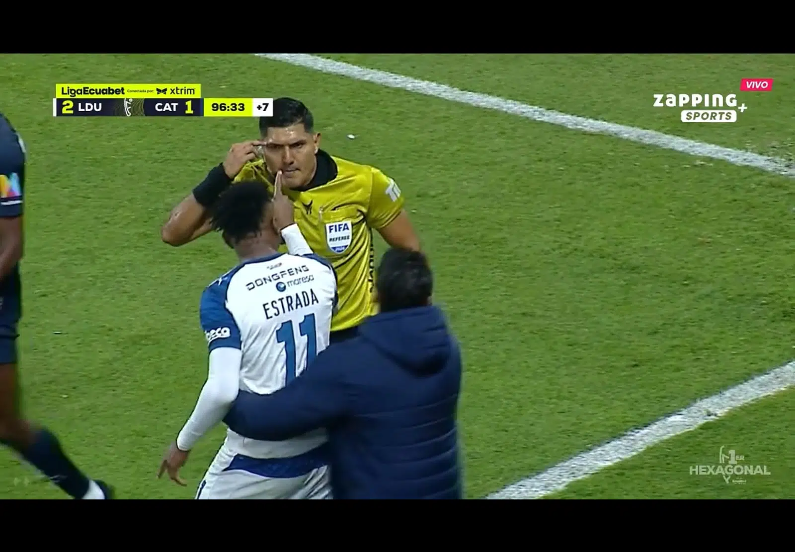 img of Michael Estrada se salva de roja tras fuerte cruce con árbitro en victoria de Liga de