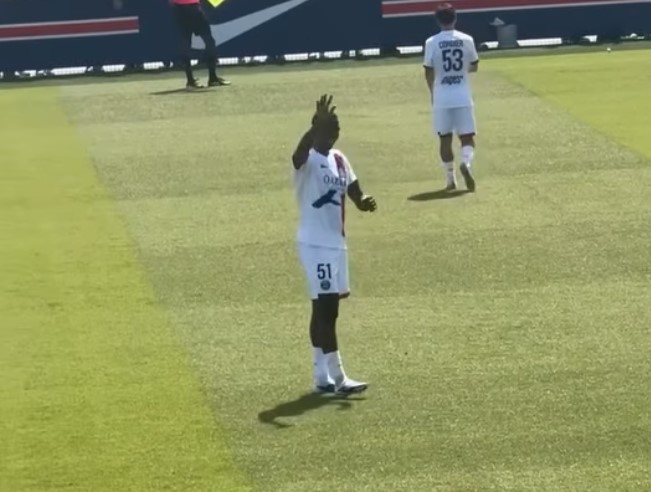 Pacho se gana el cariño de los hinchas del PSG - Pacho recibe ovación en práctica del PSG