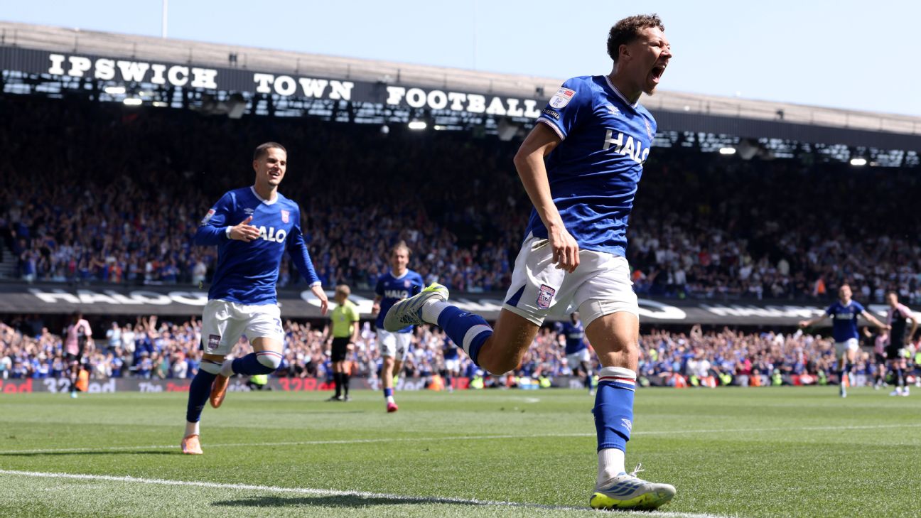 img of Ipswich lidera y escala al Premier League