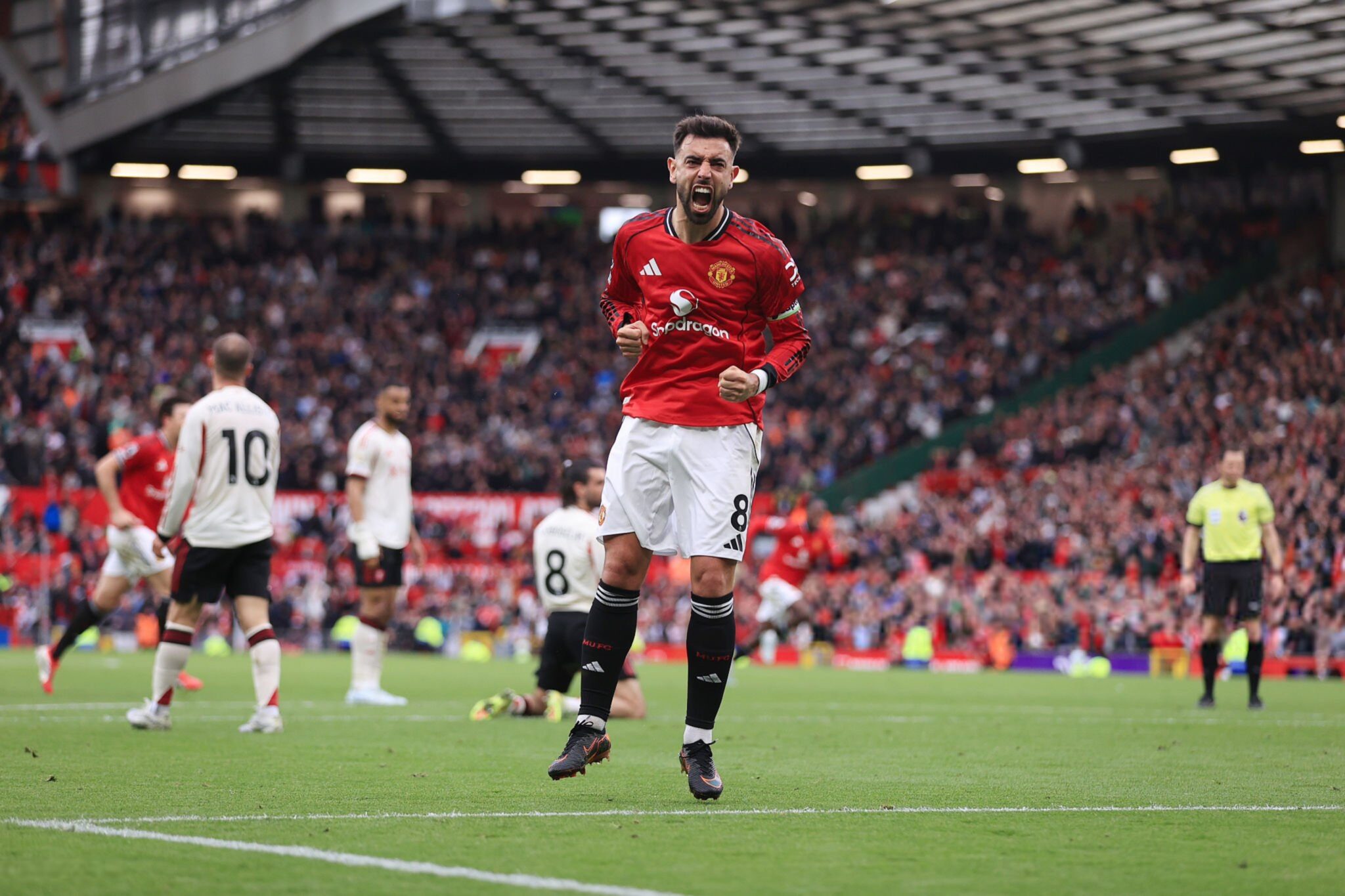 Manchester United golea y asegura su regreso a la Champions League