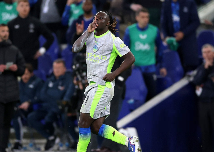 Doku rescata al Manchester City con un golazo al ángulo - El Manchester City evita la derrota con un golazo de Doku en el último suspiro