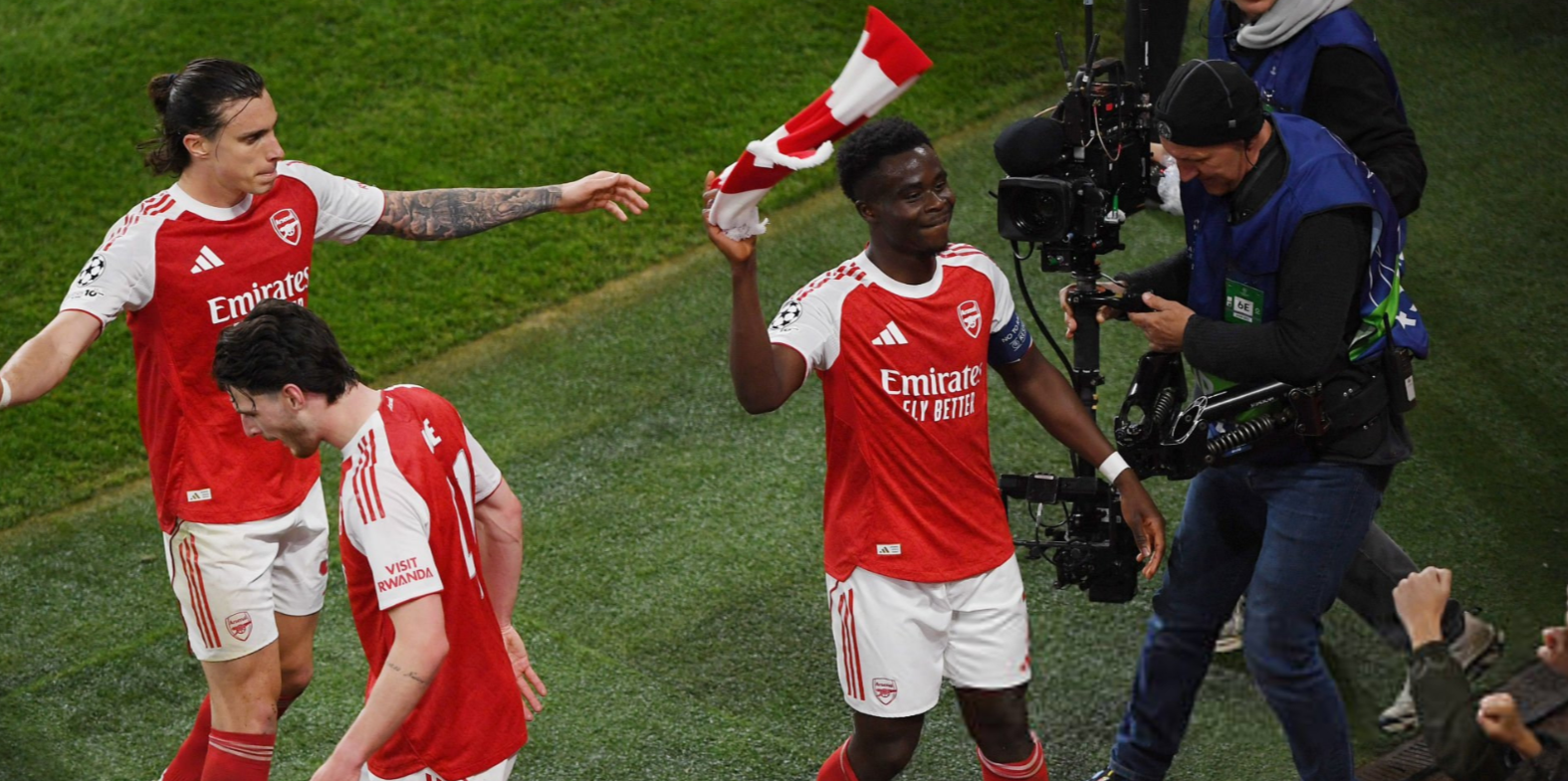Arsenal supera al Atlético con gol de Saka