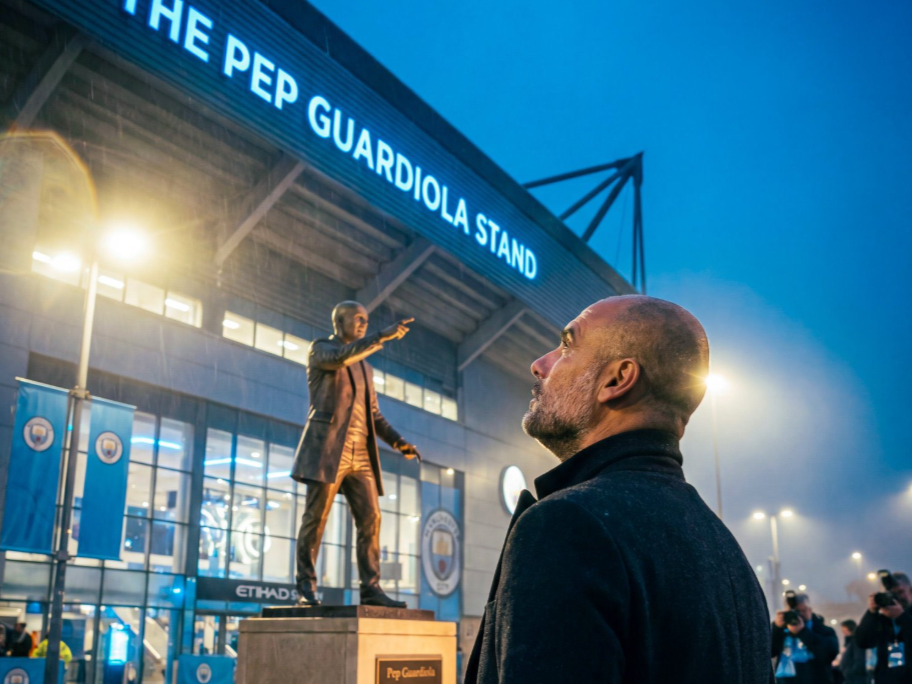 Manchester City homenajea a Guardiola con una estatua y una tribuna en el Etihad