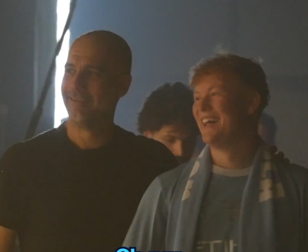 Pep Guardiola muestra a Braydon donde guardó los trofeos