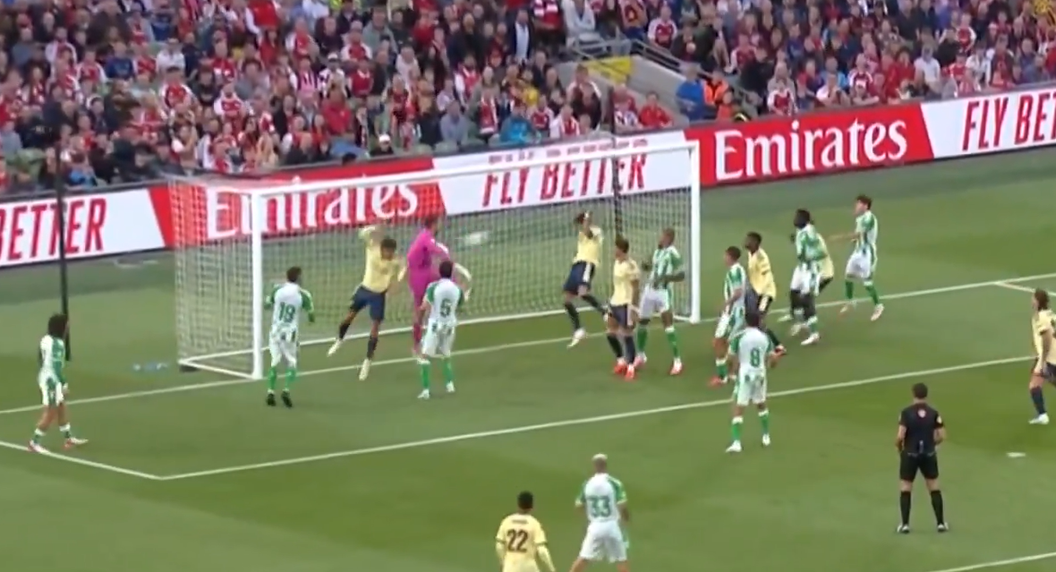 Hincapié rescata al Arsenal con gol en pretemporada