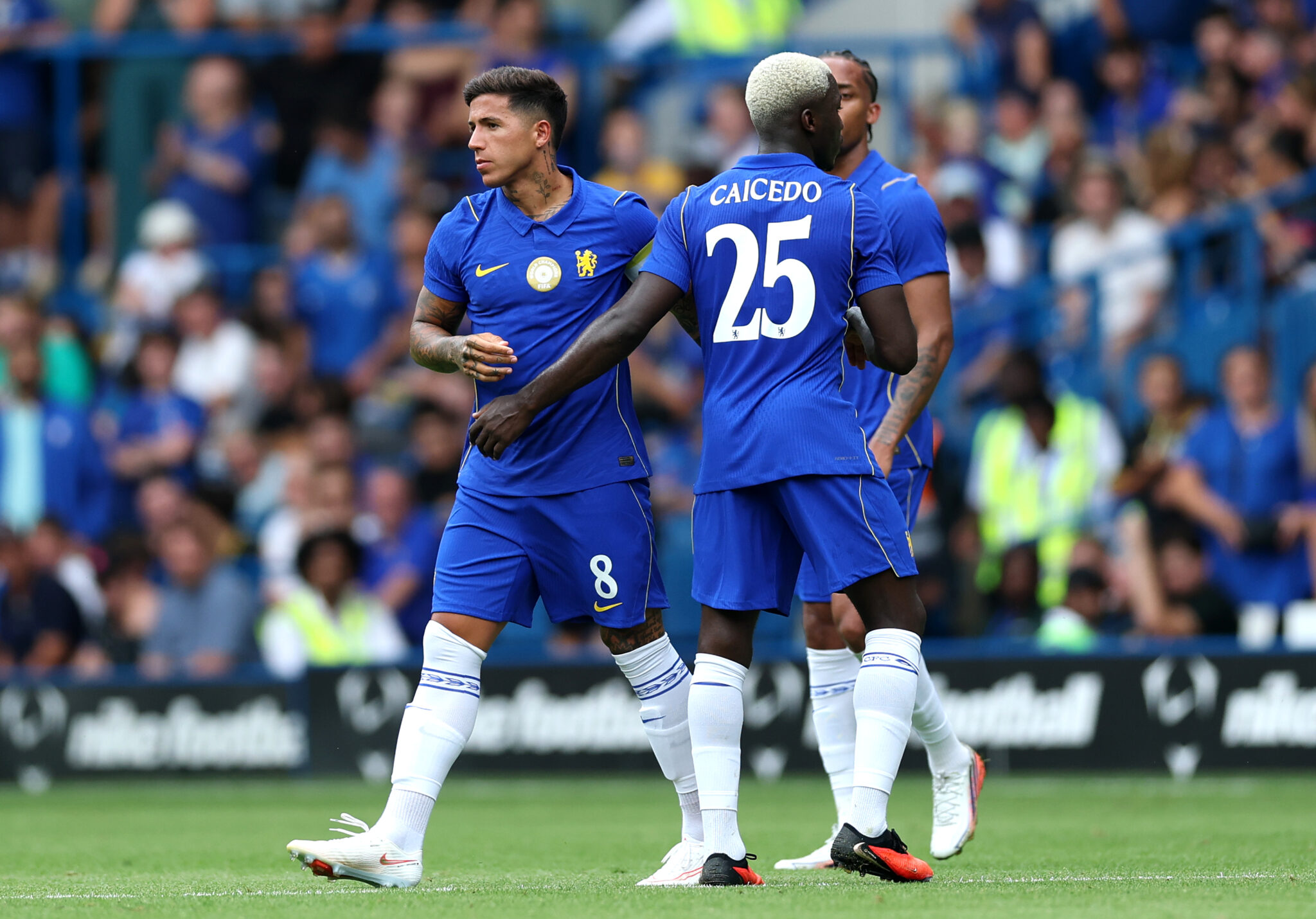 Moisés Caicedo lidera al Chelsea en victoria 3-1 sobre Real Sociedad