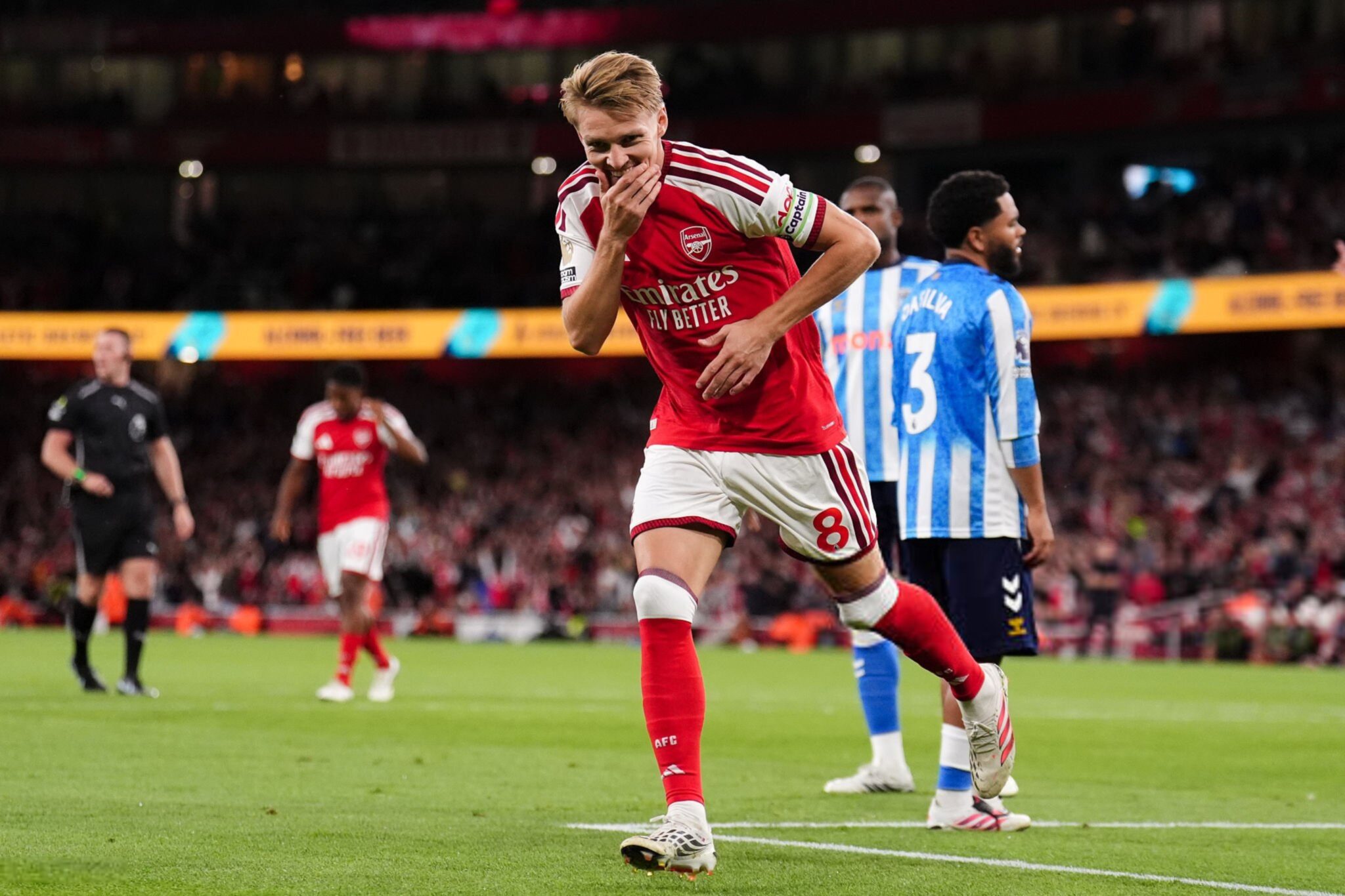Arsenal arrasa a Coventry 3-0 y Hincapié debuta en el minuto 49