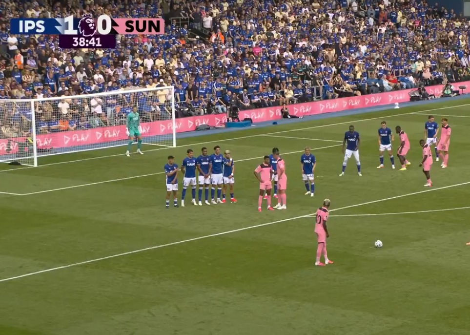 Nilson Angulo remata golazo de tiro libre en el minuto 39 y empata a Sunderland