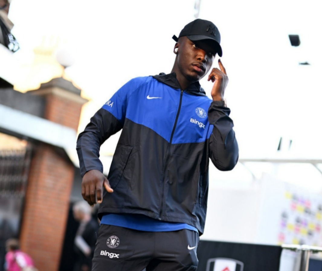 Alonso descarta a Moisés Caicedo para el debut del Chelsea contra Fulham - Moises Caicedo ausente en la convocatoria del Chelsea para su primer encuentro de temporada.