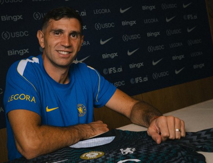 Martínez confirma su llegada al Chelsea y arranca como titular contra Brighton - Emiliano Martínez celebra su presentación como nuevo arquero del Chelsea.