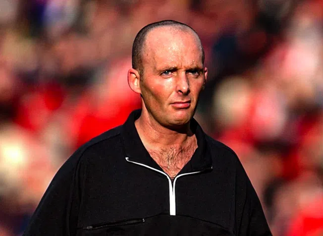 img of Mike Dean revela que árbitros pasaron 25 min sin pitir en la Premier League