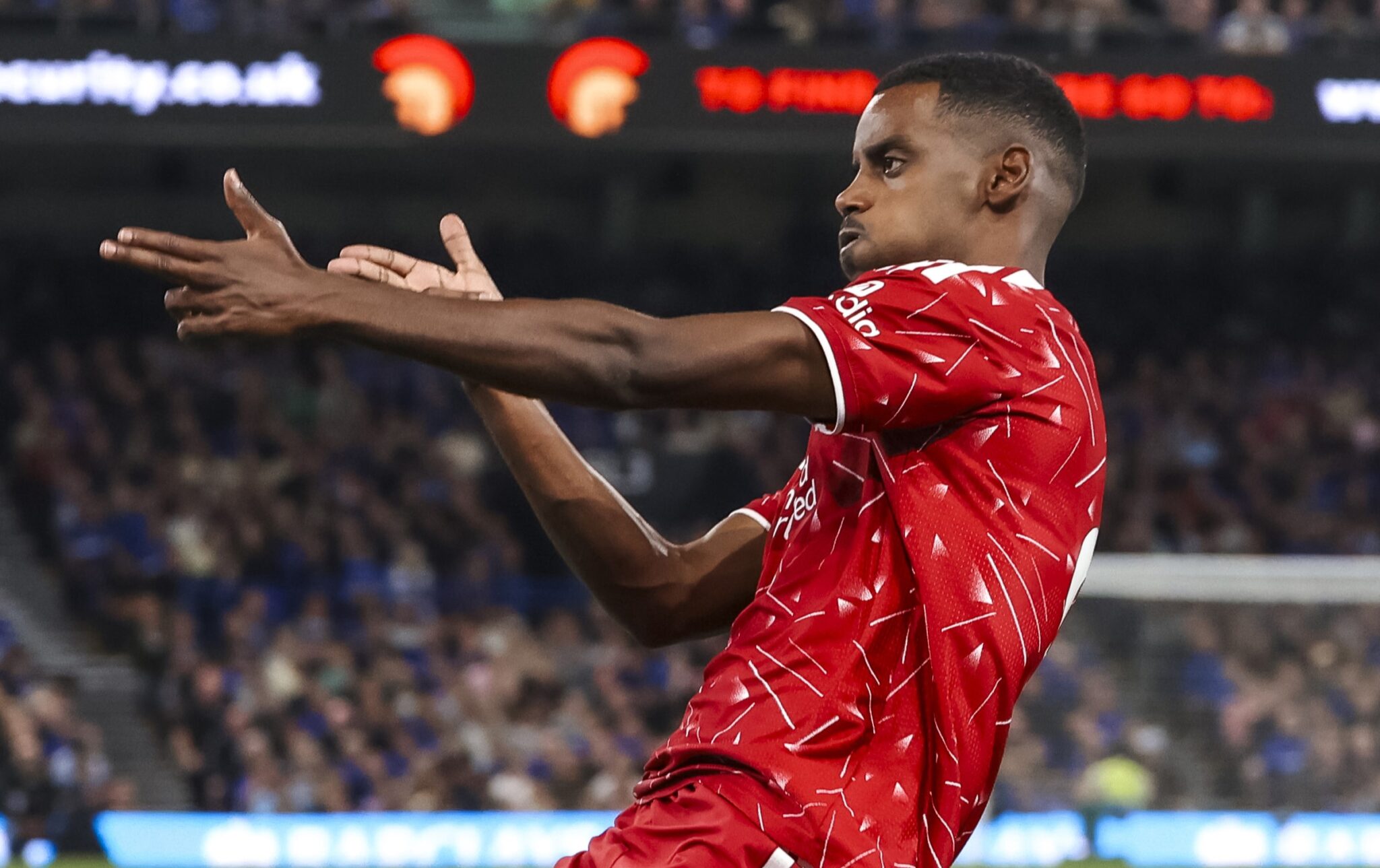 Isak rescata al Liverpool con doblete en los primeros minutos - Alexander Isak celebra su doblete que dio la victoria al Liverpool.
