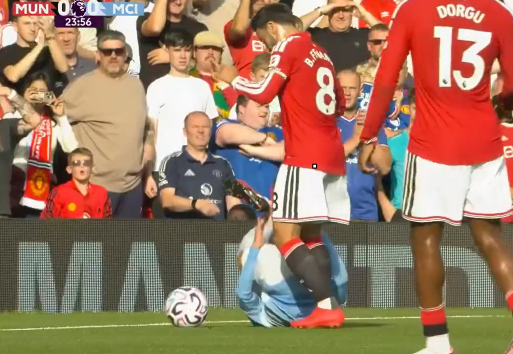 Foden recibe roja tras choque con Bruno Fernandes y Lisandro Martínez en el derby de