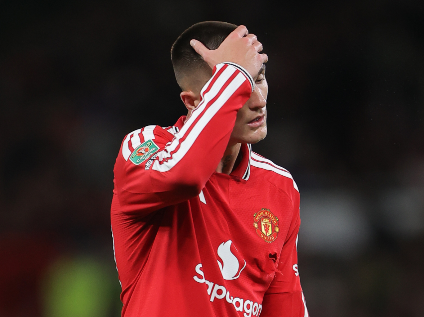 Brighton remonta a 3-2 y elimina al Manchester United en la Copa de la Liga (gol de De