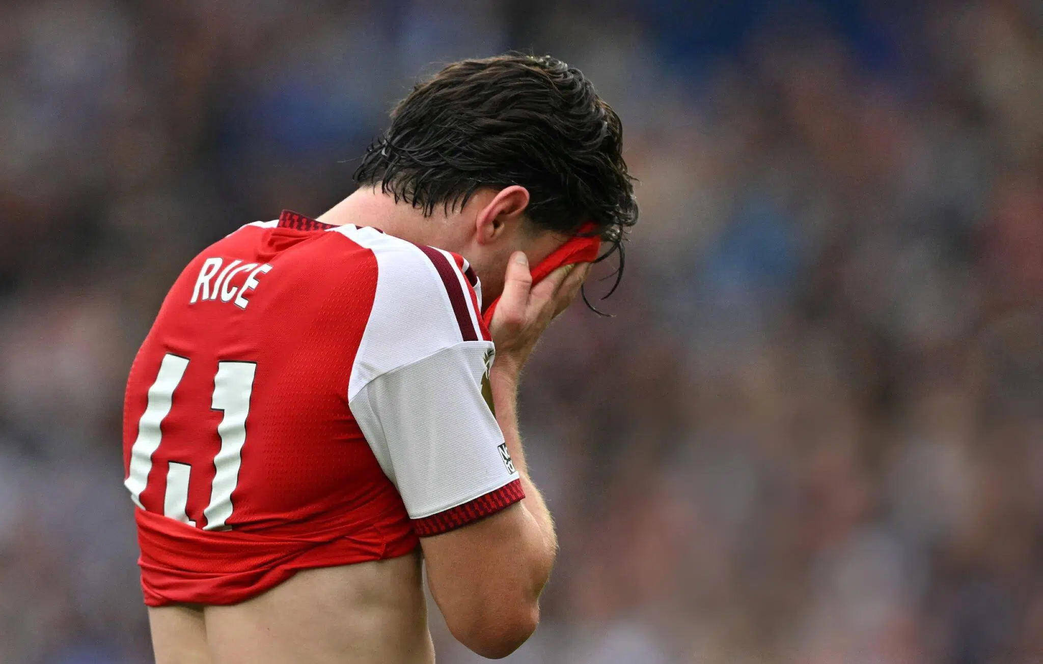Arsenal sufre derrota 3-0 ante Brighton tras gol de Pascal Groß en el minuto 31