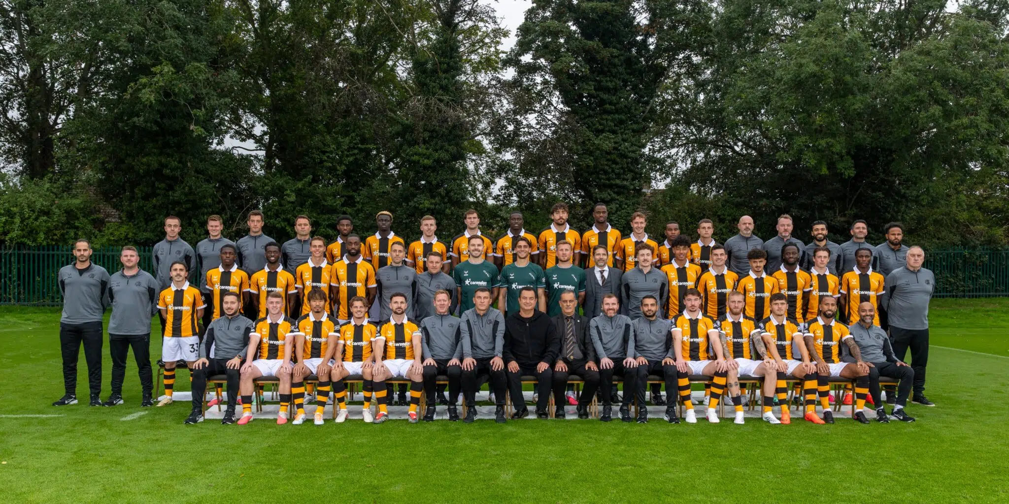 Óscar Zambrano confirma su continuidad en Hull City tras aparecer en foto oficial