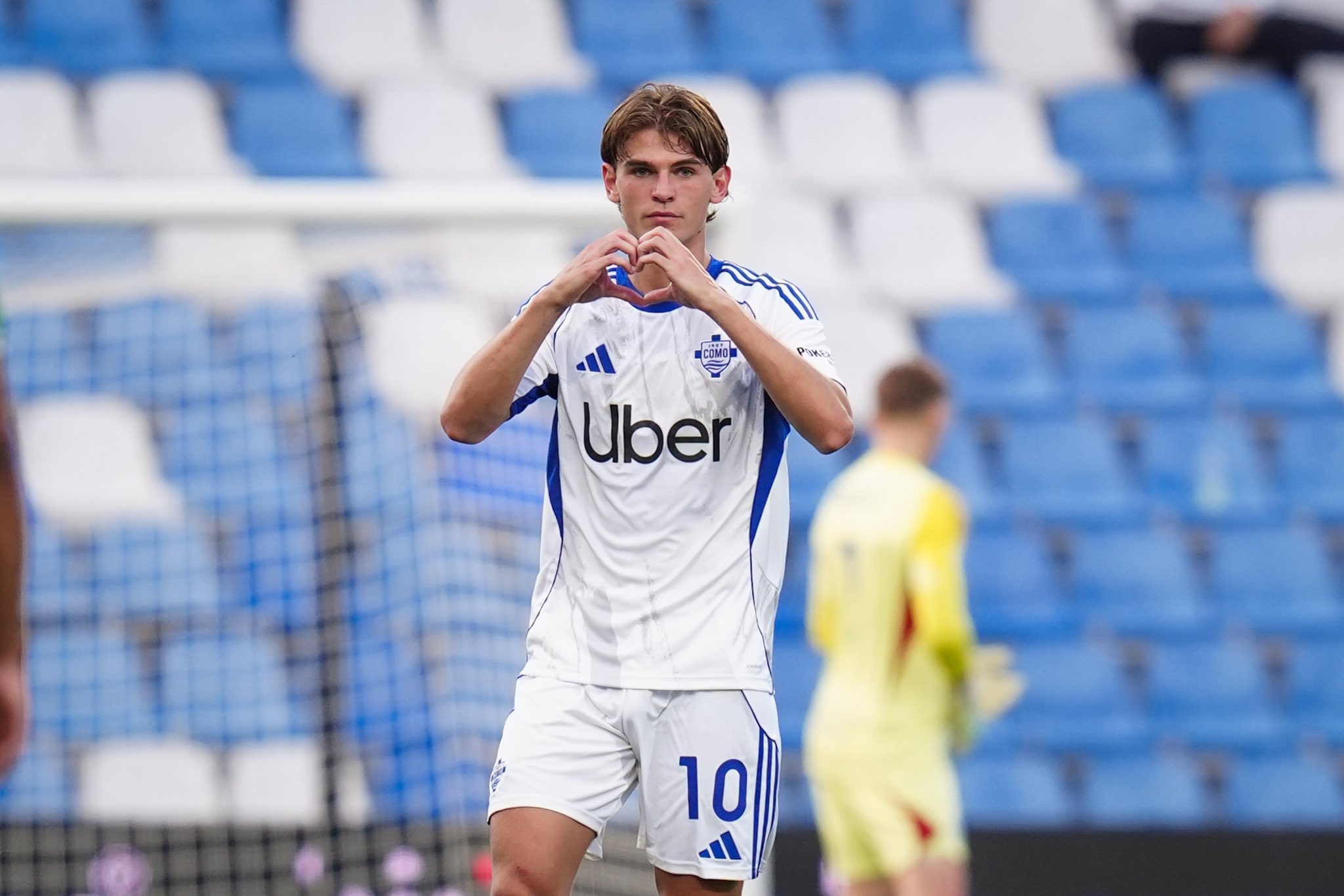 Nico Paz: - Nico Paz en acción con el Como 1907