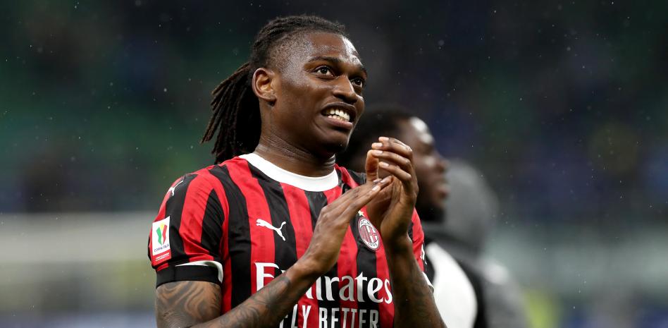 Rafa Leao está en venta: Milan reduce su precio a 35 millones - Rafa Leao en acción con el AC Milan