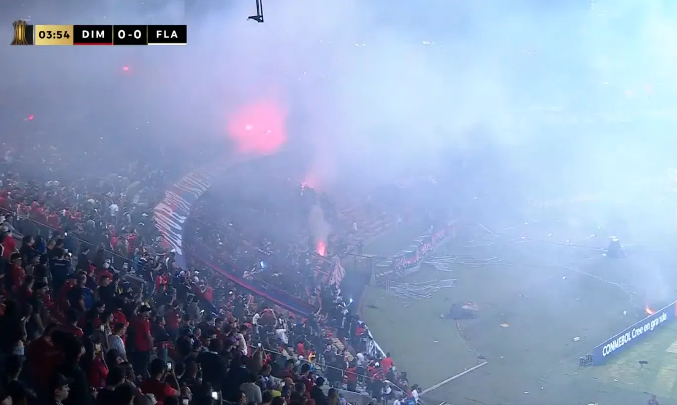 img of DIM sufre invasión de hinchas y pirotecnia en partido contra Flamengo