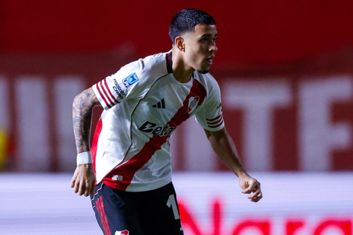 Kendry Páez supera cláusula contractual y se queda en River - Kendry Páez en acción con River Plate