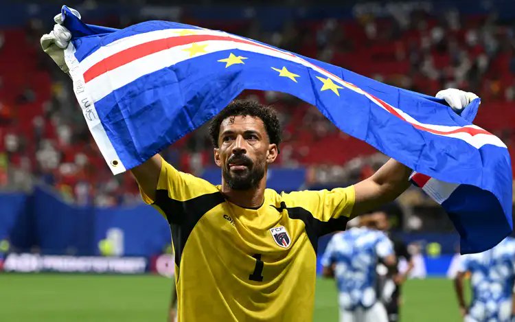 Vozinha se une a Colo Colo tras destacar en el Mundial