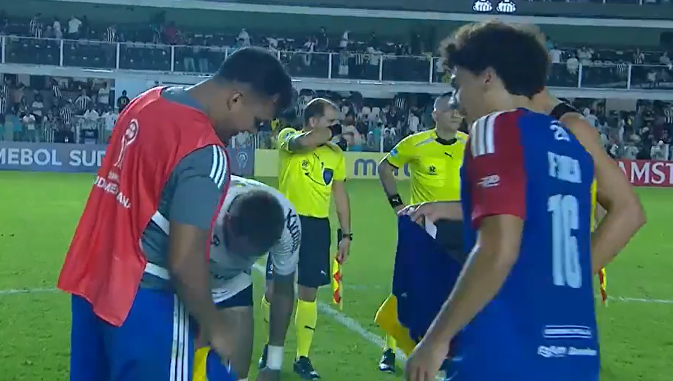 img of Neymar entrega su short a jugadores de la UCV en Brasil