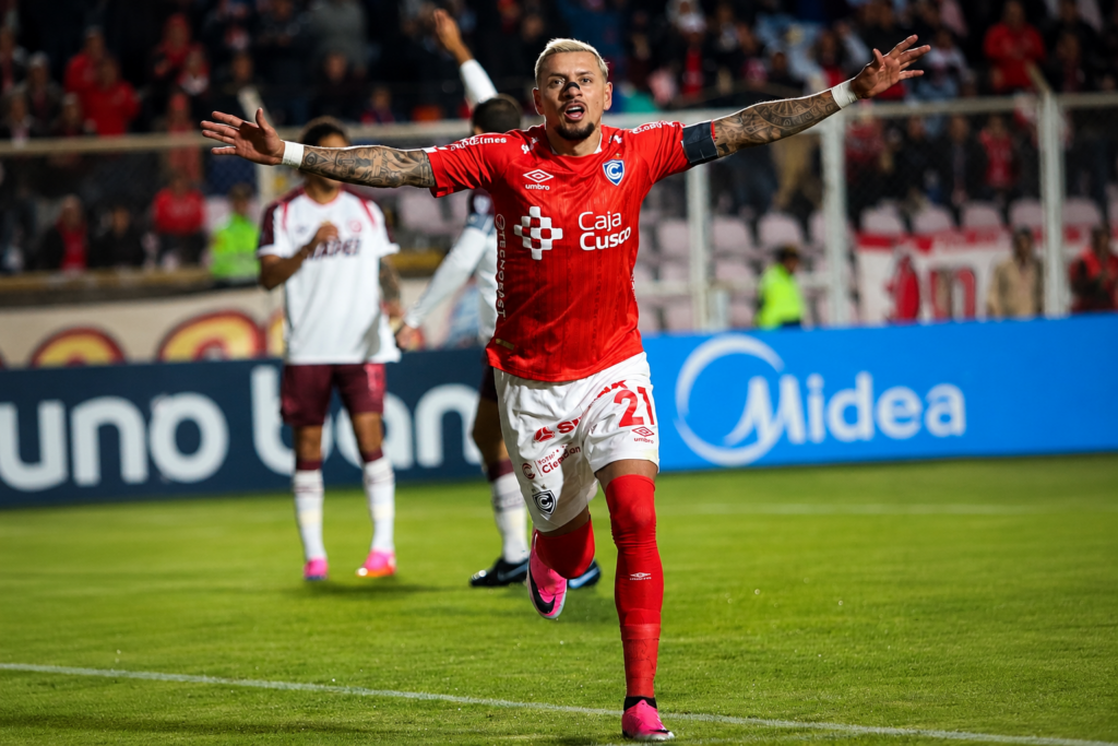 Cienciano supera a Lanús con doblete de Garcés y avanza en la Sudamericana