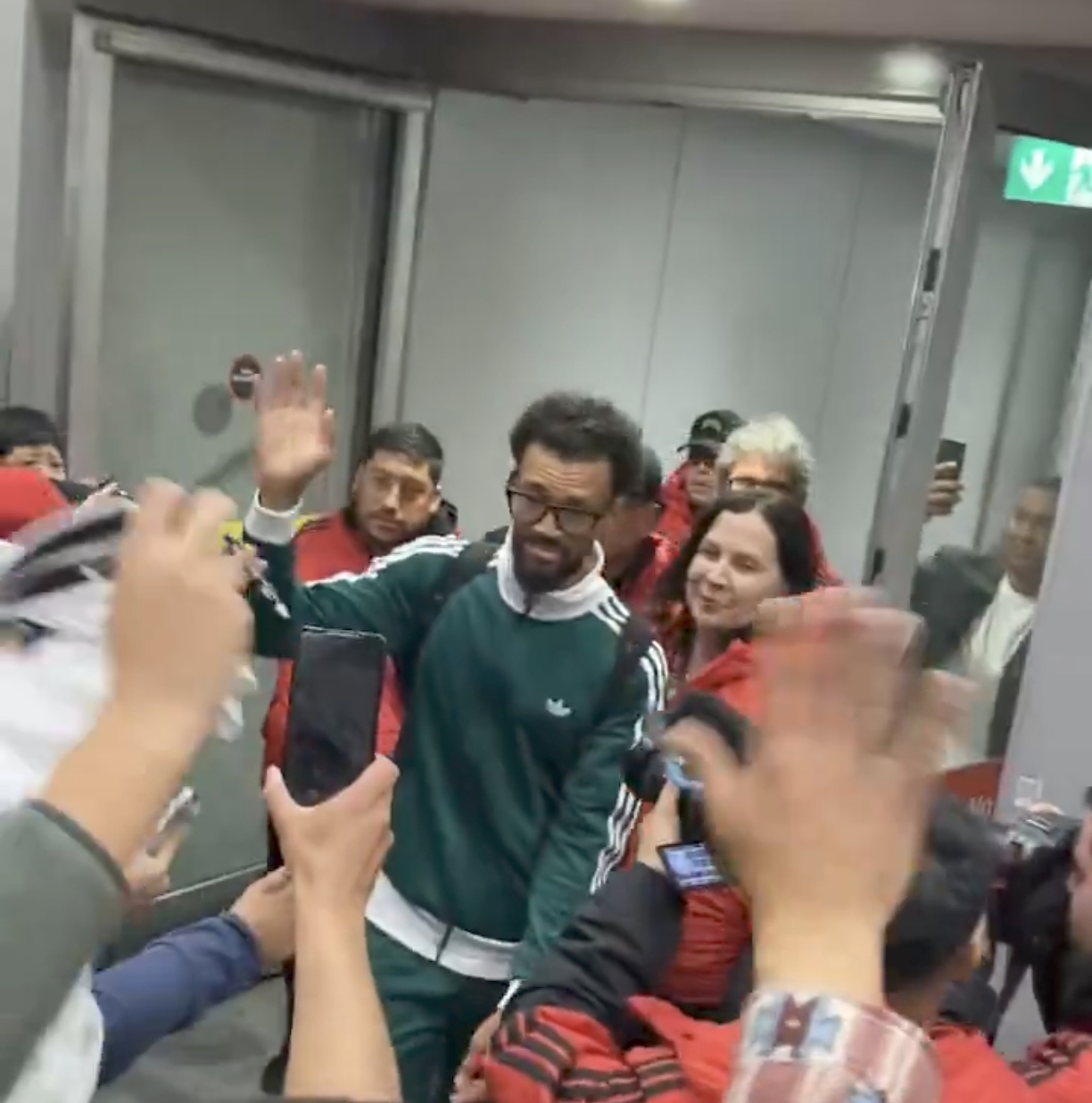 Vozinha llega a Chile y es recibido con gran emoción por los hinchas de Colo Colo