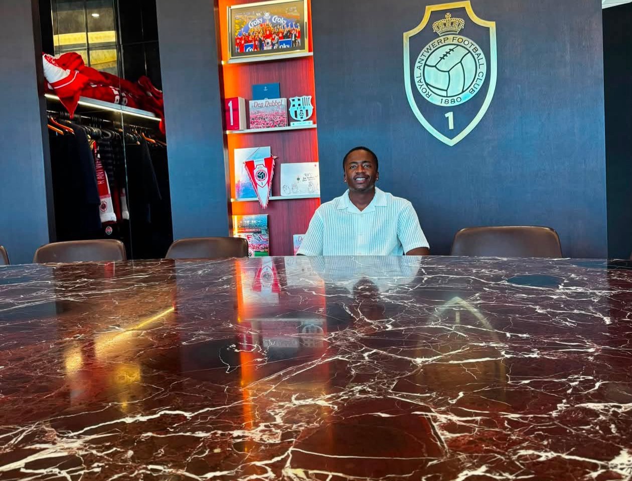 Snayder Porozo se une al Royal Antwerp de Bélgica por 4 temporadas - Snayder Porozo en su presentación con el Royal Antwerp