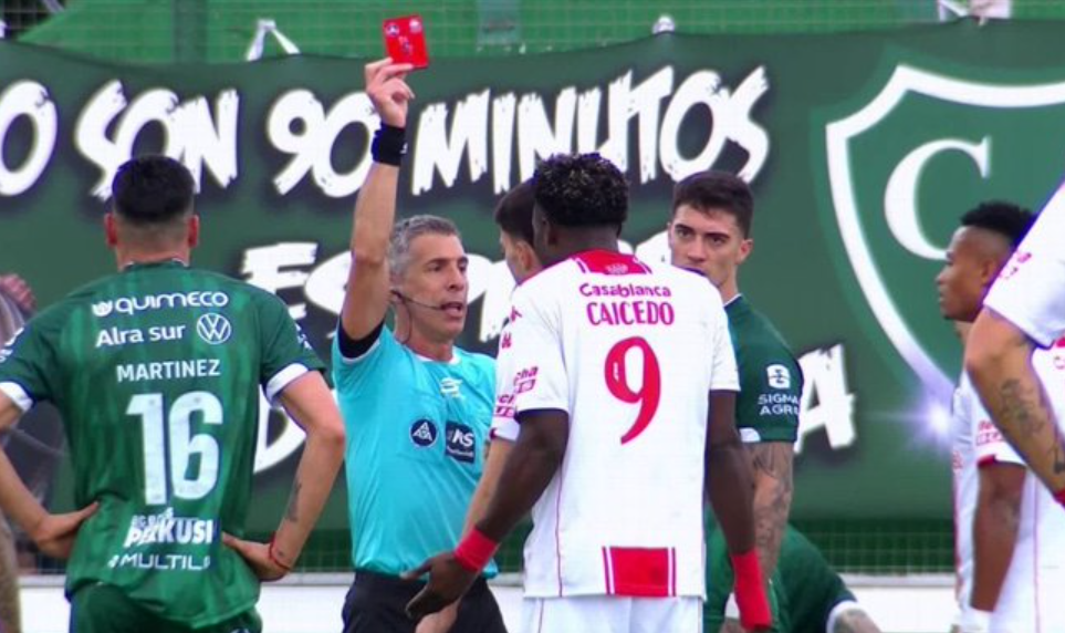 Jordy Caicedo recibe tres partidos de suspensión tras cabezazo en Junín