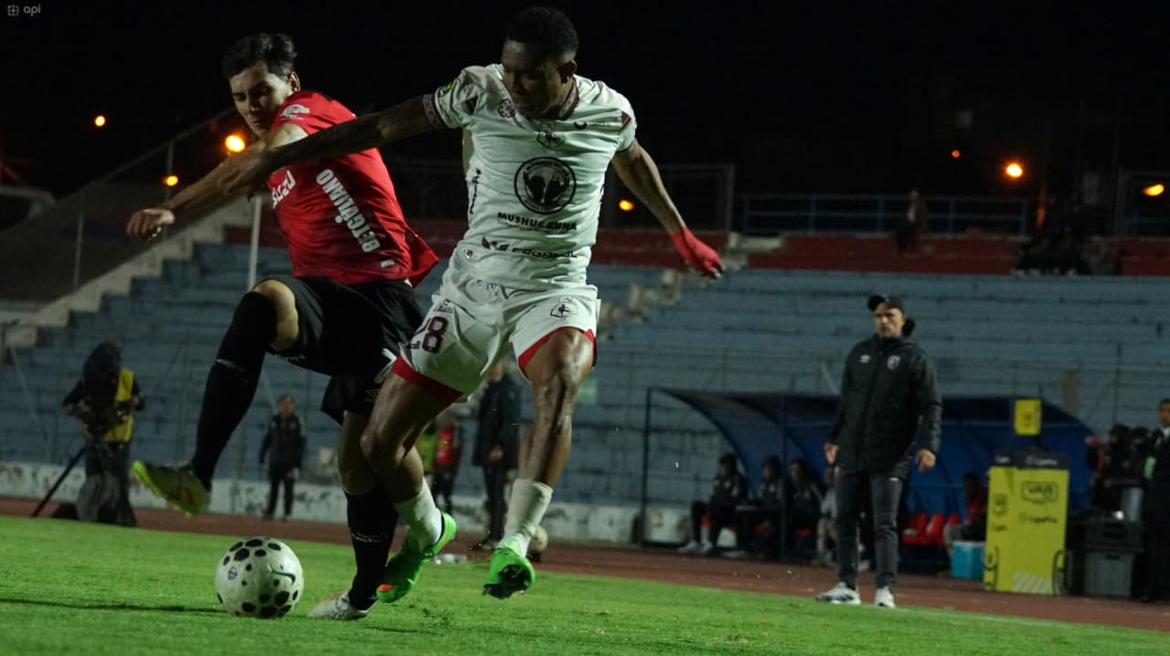 Leones asegura su cupo en cuadrangular tras gol de Solano a los 7' - Cristhian Solano celebra su gol de la victoria ante Mushuc Runa en La Cocha.