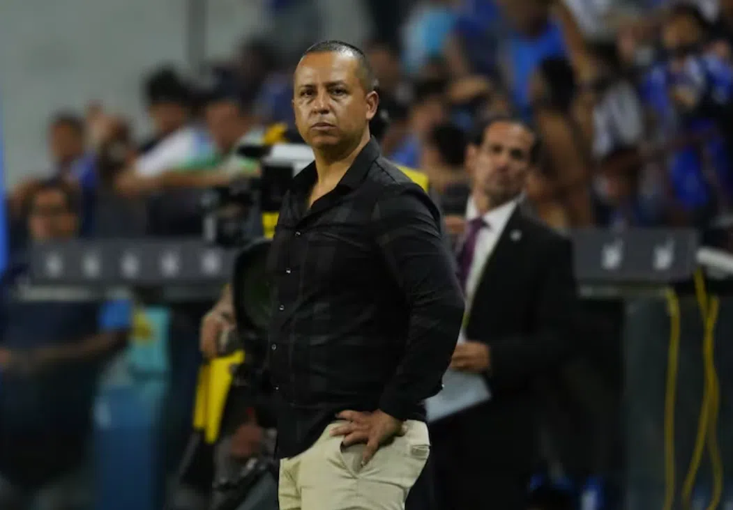 Juan Pablo Buch confirmaría su salida de Libertad tras la victoria 2-1 ante Emelec - Juan Pablo Buch en la banda técnica de Libertad tras el triunfo contra Emelec.